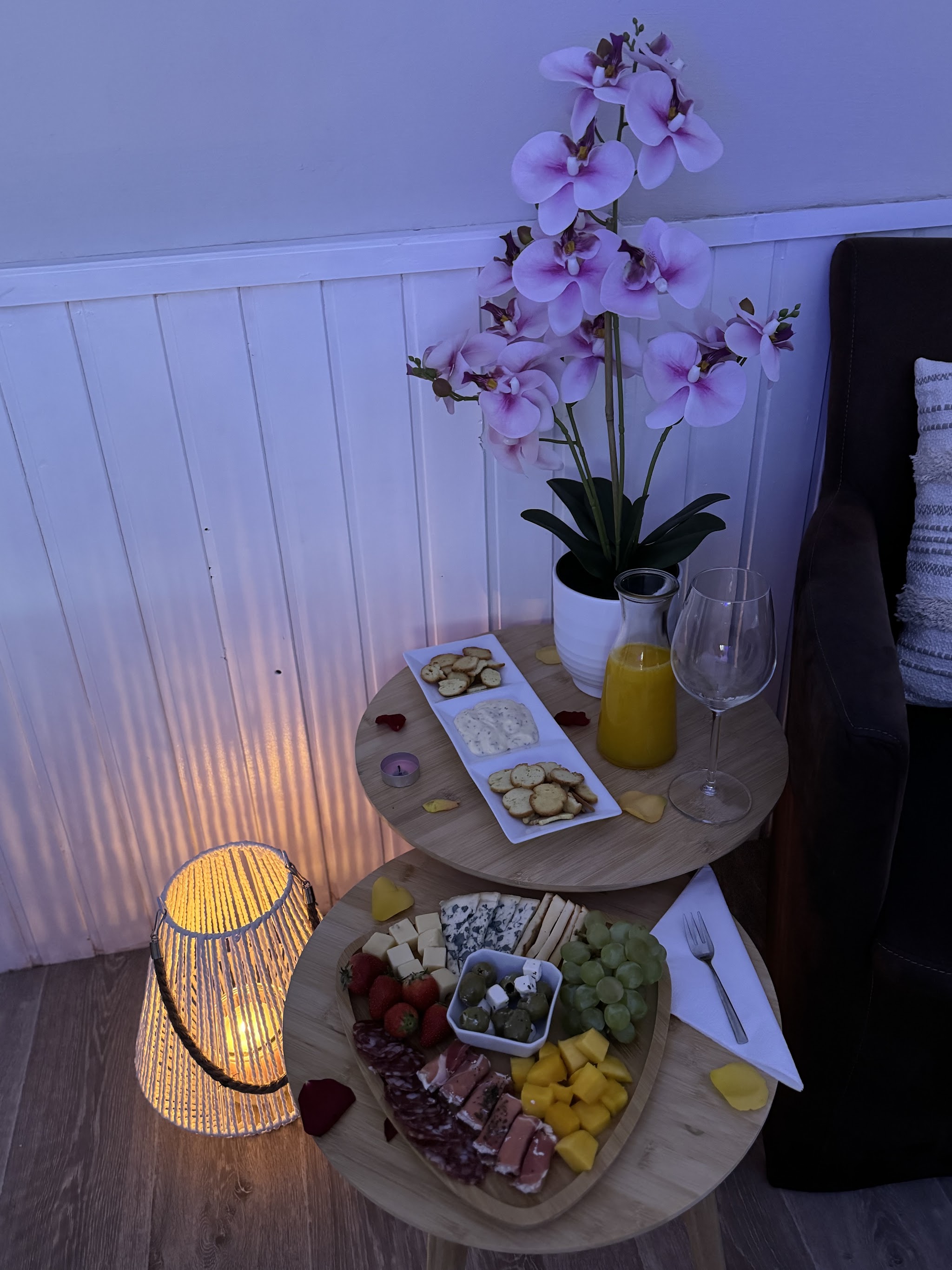 Avondsfeer met orchidee, lantaarn en hapjes op een etagère